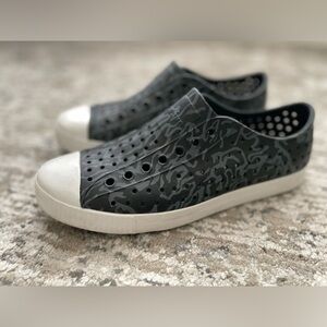 Native Jefferson Black Gray Slip On Sneaker Shoe Size 9 Yachting Resort Beach